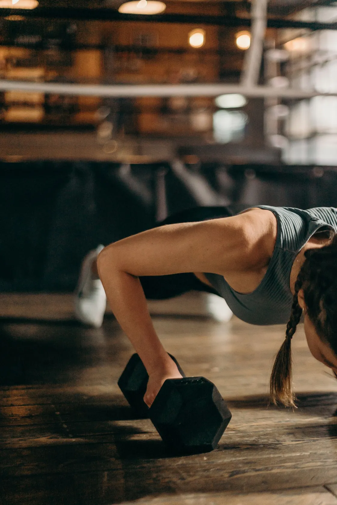 Une sportive réalise un exercice de renforcement avec un haltère